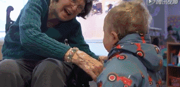 当养老院和幼儿园开在一起,有意思的事情发生了