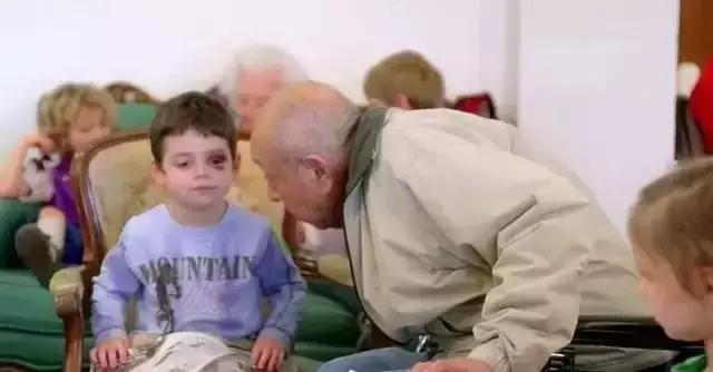 当养老院和幼儿园开在一起,有意思的事情发生了