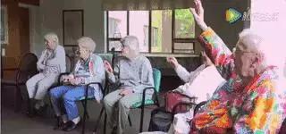 当养老院和幼儿园开在一起,有意思的事情发生了