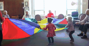 当养老院和幼儿园开在一起,有意思的事情发生了