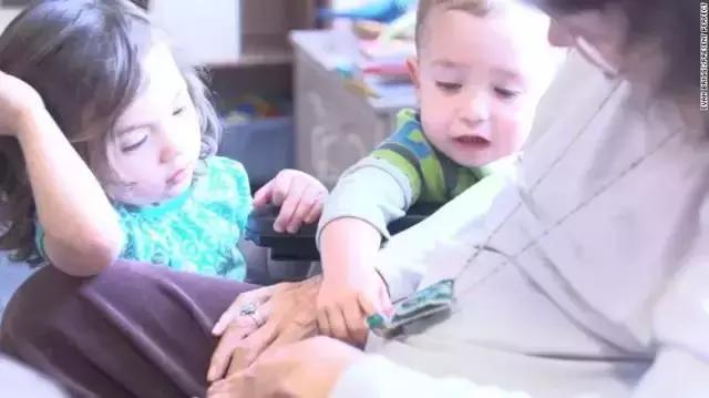 当养老院和幼儿园开在一起,有意思的事情发生了