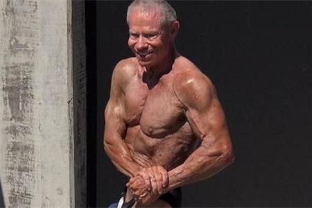 虽已年过80岁,但却朝气蓬勃,运动健身给他们带来浩大的改变