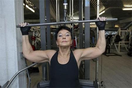 虽已年过80岁,但却朝气蓬勃,运动健身给他们带来浩大的改变