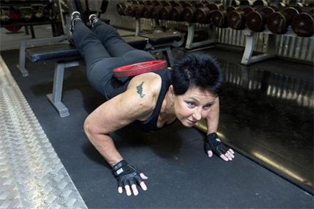 虽已年过80岁,但却朝气蓬勃,运动健身给他们带来浩大的改变