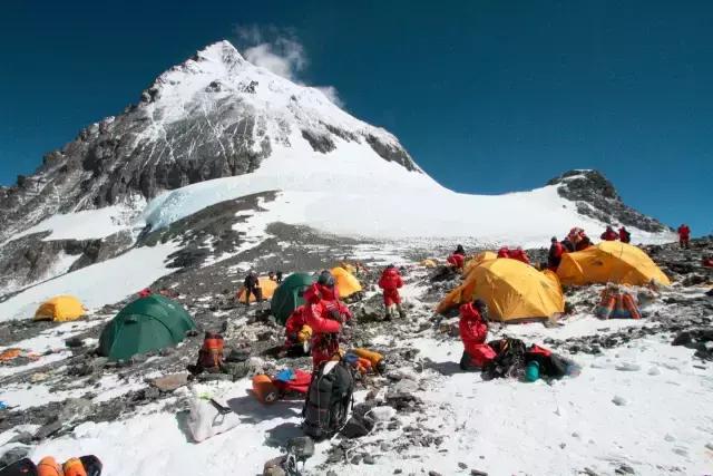 登上世界最高峰珠穆朗玛峰,究竟会看到什么?