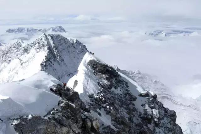 登上世界最高峰珠穆朗玛峰,究竟会看到什么?