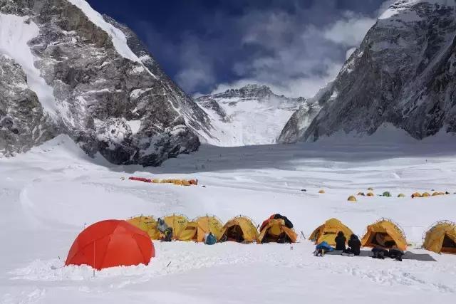登上世界最高峰珠穆朗玛峰,究竟会看到什么?