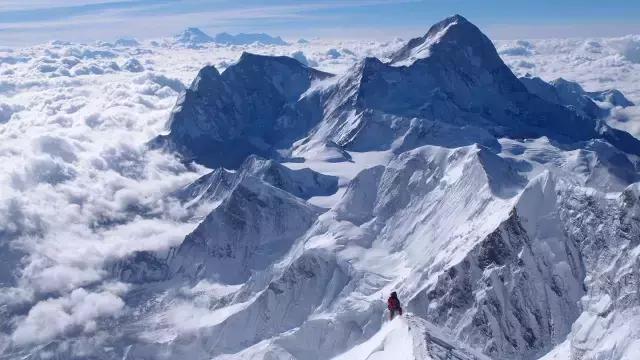 登上世界最高峰珠穆朗玛峰,究竟会看到什么?