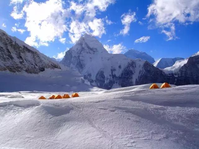 登上世界最高峰珠穆朗玛峰,究竟会看到什么?