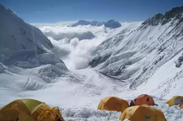 登上世界最高峰珠穆朗玛峰,究竟会看到什么?