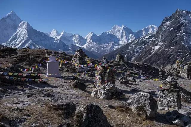 登上世界最高峰珠穆朗玛峰,究竟会看到什么?