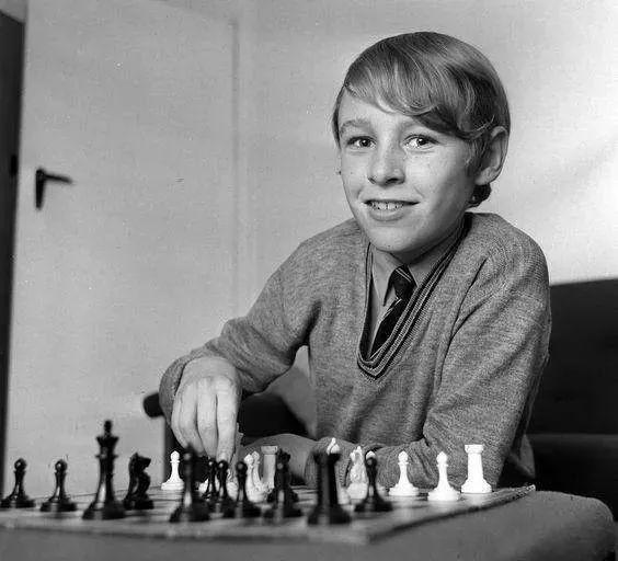 这部耗时56年的纪录片,跟踪英国14位孩子的成长,道尽人生残酷真相