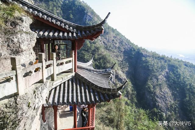 杭州有一寺庙,一半悬空一半嵌入岩腹,游客:站在上面双腿发抖