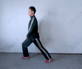 膝关节咔咔响？专家提醒：肌肉力量太弱！教你1套强化操，稳膝盖