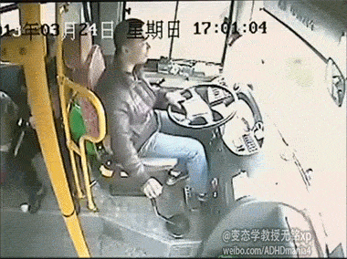 车祸动态图,别用生命挑战自己