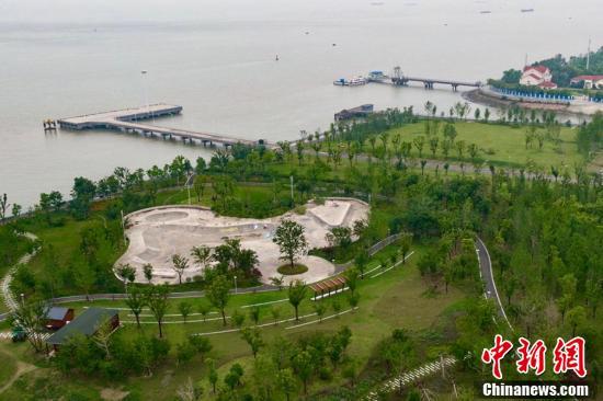 航拍江苏南通滨江生态的“涅槃重生”